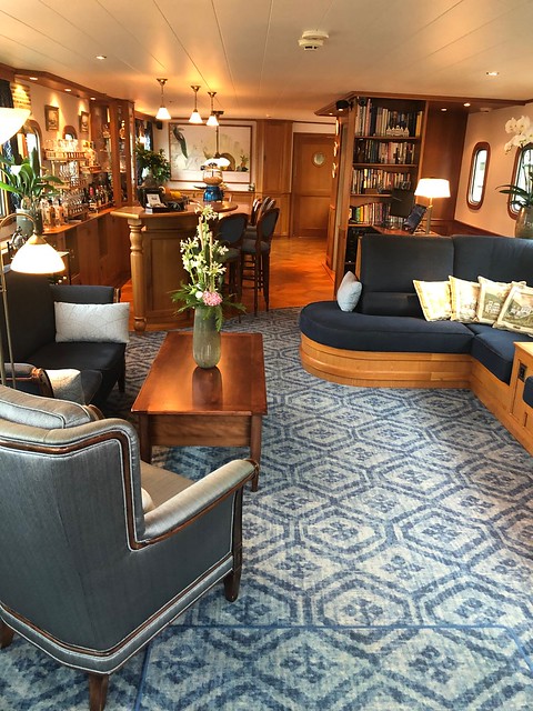 El recién renovado Salón de la barcaza "La Nouvelle Etoile". LA NOUVELLE ETOILE CRUCEROS FRANCIA CRUCEROS BORGOÑA CRUCEROS CANALES DE FRANCIA AUXERRE CRUCEROS FLUVIALES CRUCEROS BARCAZA EUROPEAN WATERWAYS #CrucerosFluviales #CrucerosDeLujo #LuxuryCruises #CrucerosPrivados #CrucerosCanalesFrancia #FamilyCruises #PrivateCruise #CharterCruise #CruiseCharter